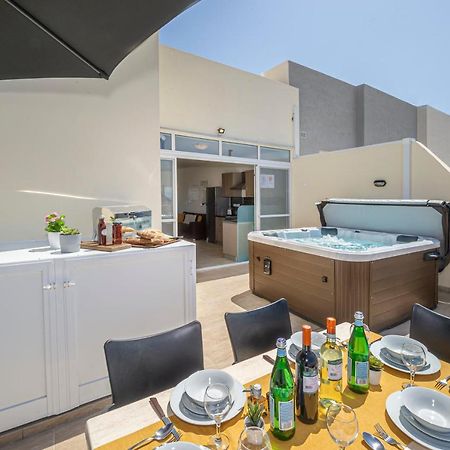 Summer Breeze Penthouse With Private Hot Tub & Terrace With Panoramic Views, By Getawaysmalta Mellieħa Exteriör bild