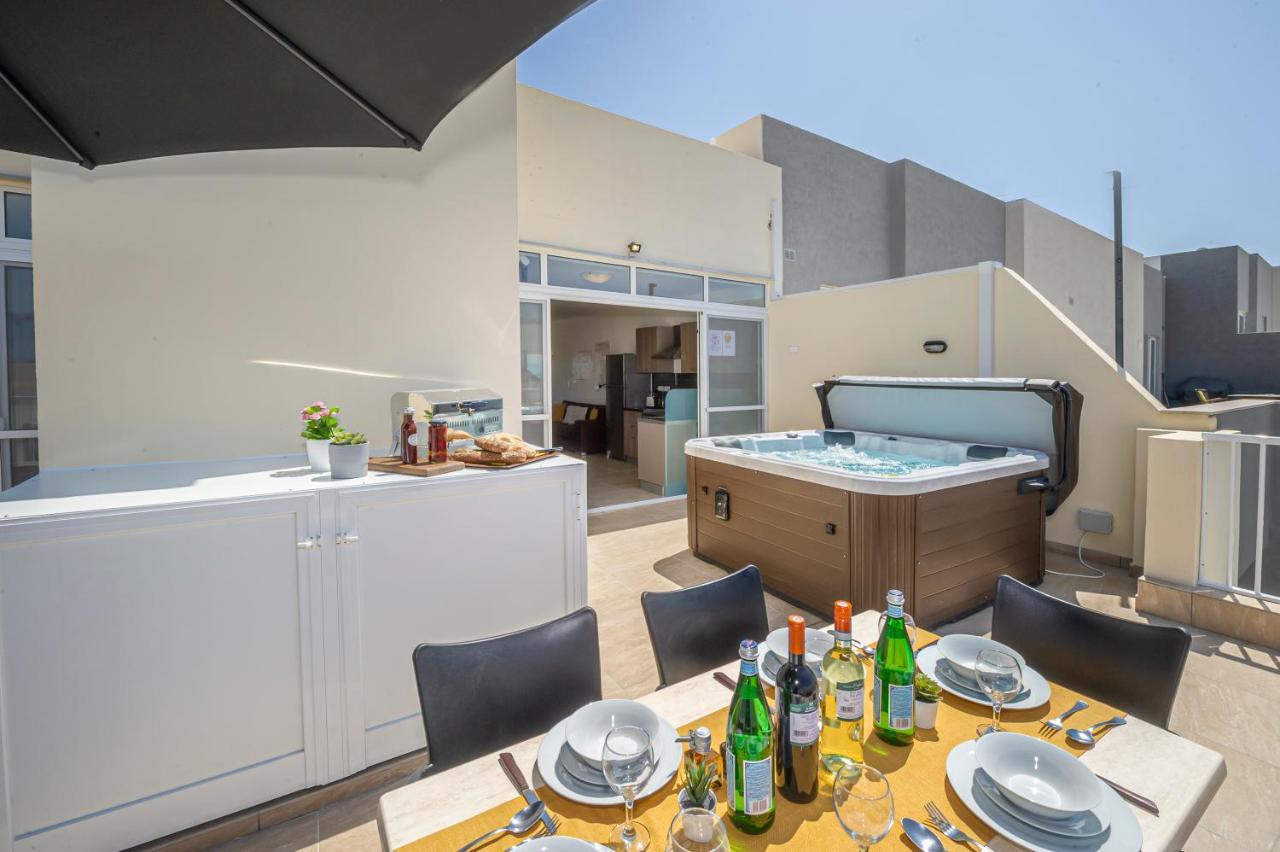 Summer Breeze Penthouse With Private Hot Tub & Terrace With Panoramic Views, By Getawaysmalta Mellieħa Exteriör bild