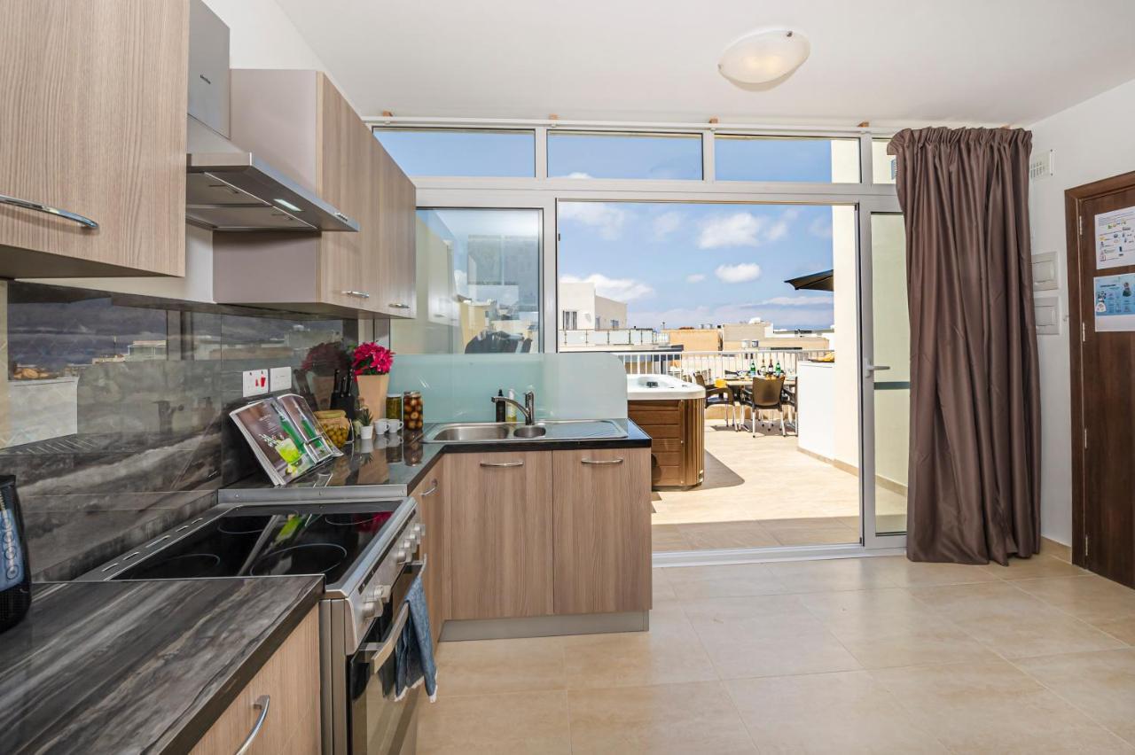 Summer Breeze Penthouse With Private Hot Tub & Terrace With Panoramic Views, By Getawaysmalta Mellieħa Exteriör bild