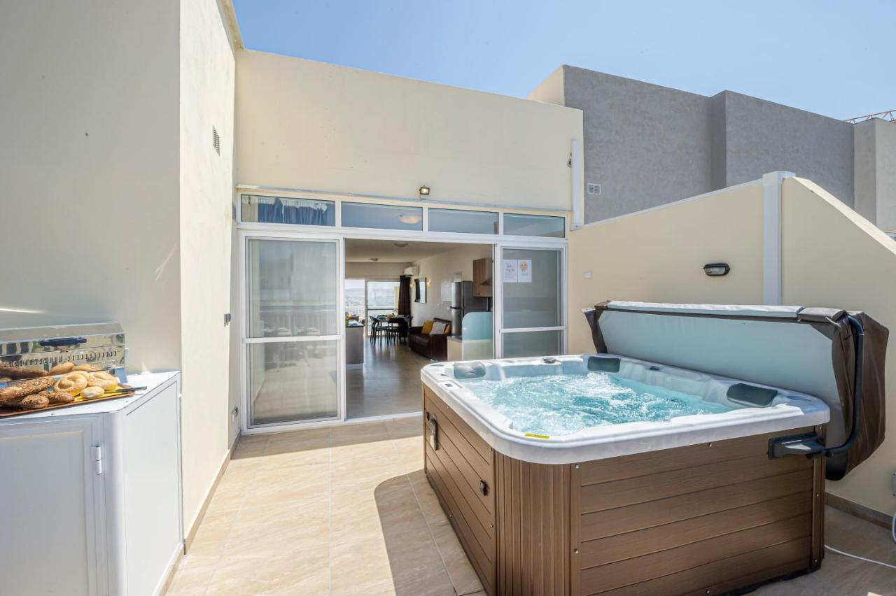 Summer Breeze Penthouse With Private Hot Tub & Terrace With Panoramic Views, By Getawaysmalta Mellieħa Exteriör bild