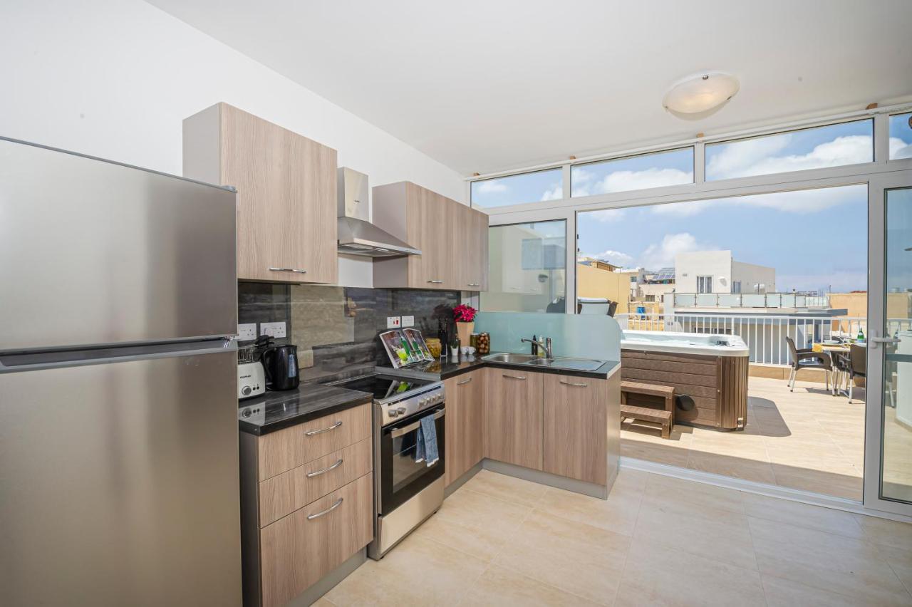 Summer Breeze Penthouse With Private Hot Tub & Terrace With Panoramic Views, By Getawaysmalta Mellieħa Exteriör bild