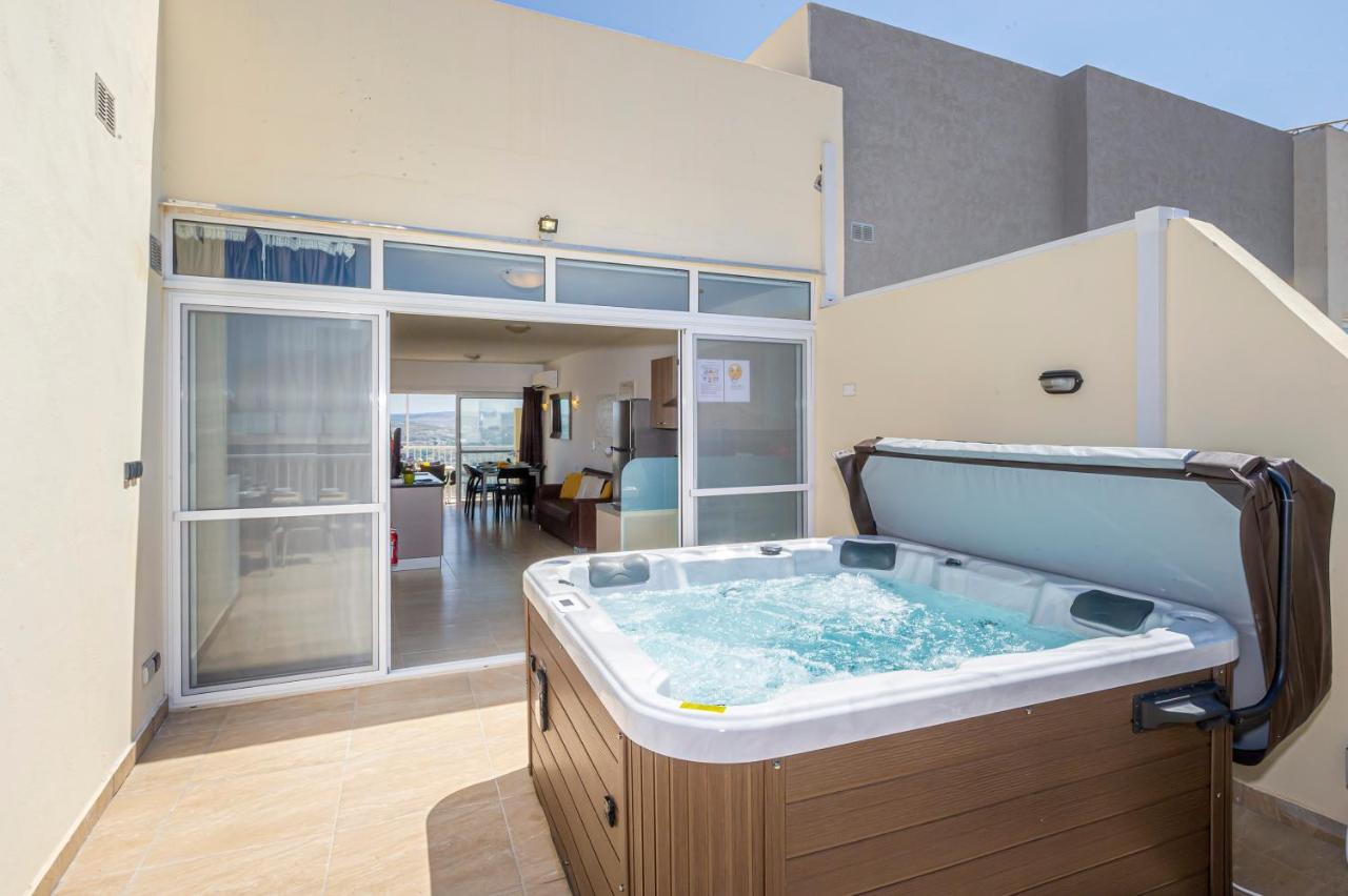 Summer Breeze Penthouse With Private Hot Tub & Terrace With Panoramic Views, By Getawaysmalta Mellieħa Exteriör bild